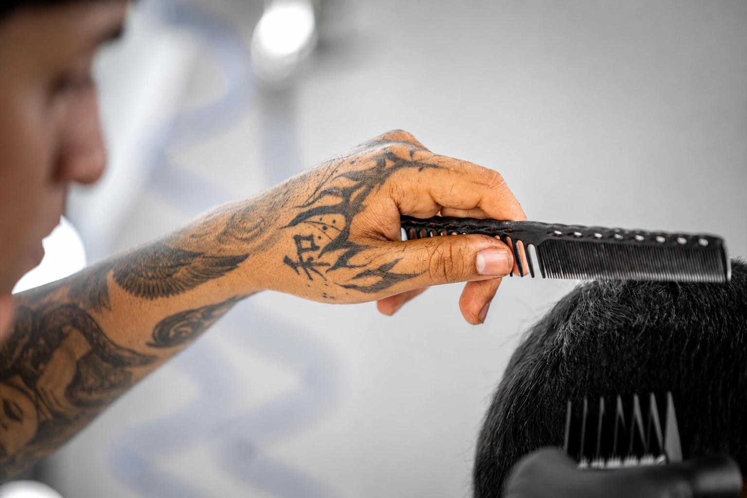 Detalle del proceso de corte en Gentlemen Barber Studio