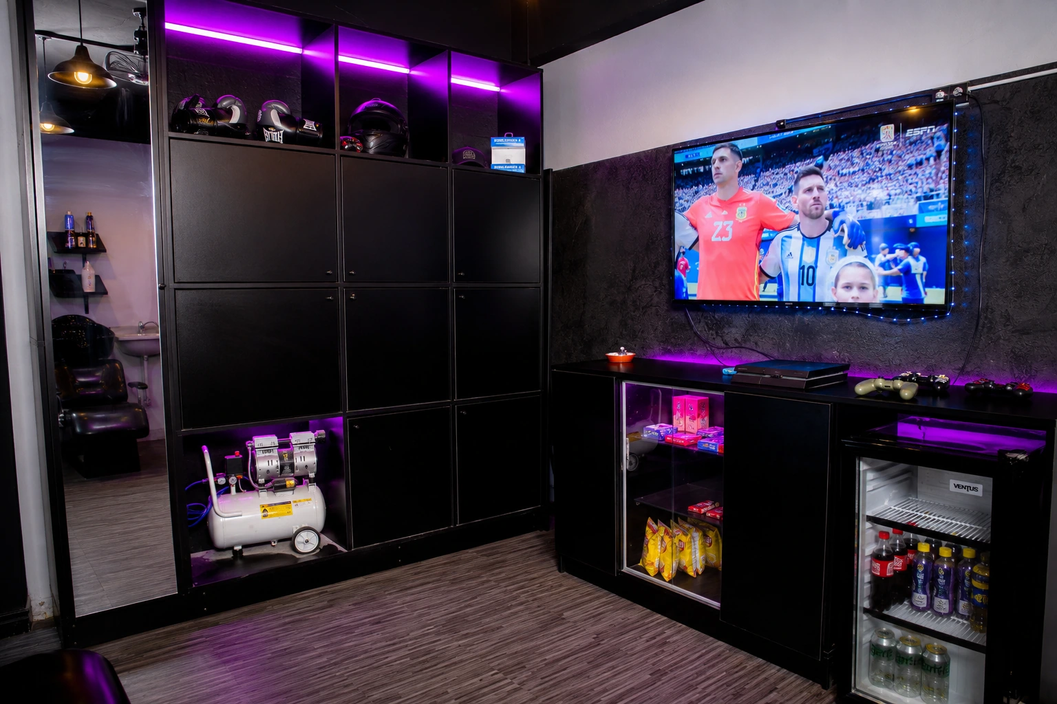 Sala de espera con PlayStation 4, televisión y bebidas